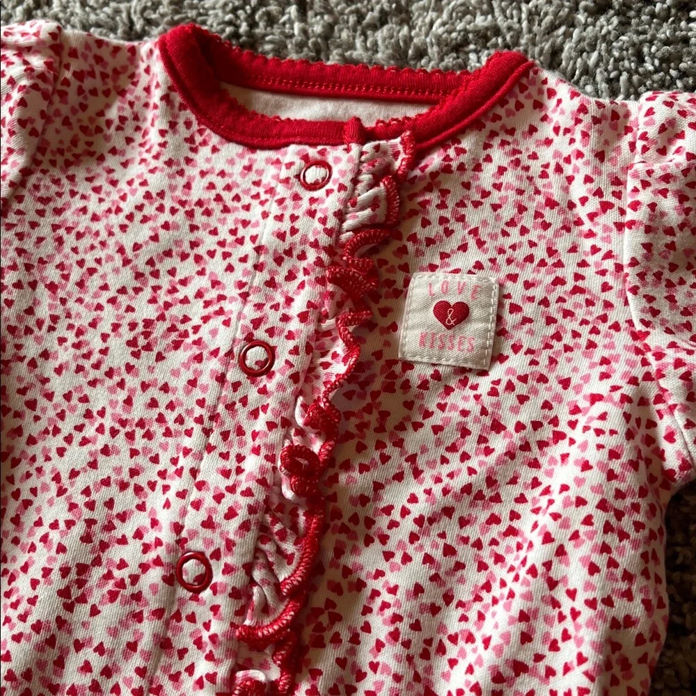 🩷2 for 10$🩷 Carter's Pink and White Heart Print Sleeper, Size 3 Months